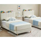 Letto a piattaforma per bambini imbottito in velluto con testiera contenitore