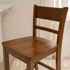 Sgabello da bar in legno di gomma con schienale a doghe, altezza bancone, 61 cm