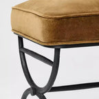 Pouf quadrato imbottito con struttura in metallo e gambe verniciate a polvere da 42 cm